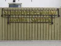 906875 Afbeelding van de oude belettering van de 'Schoolvereeniging Agatha Snellen', op een schutting langs het ...